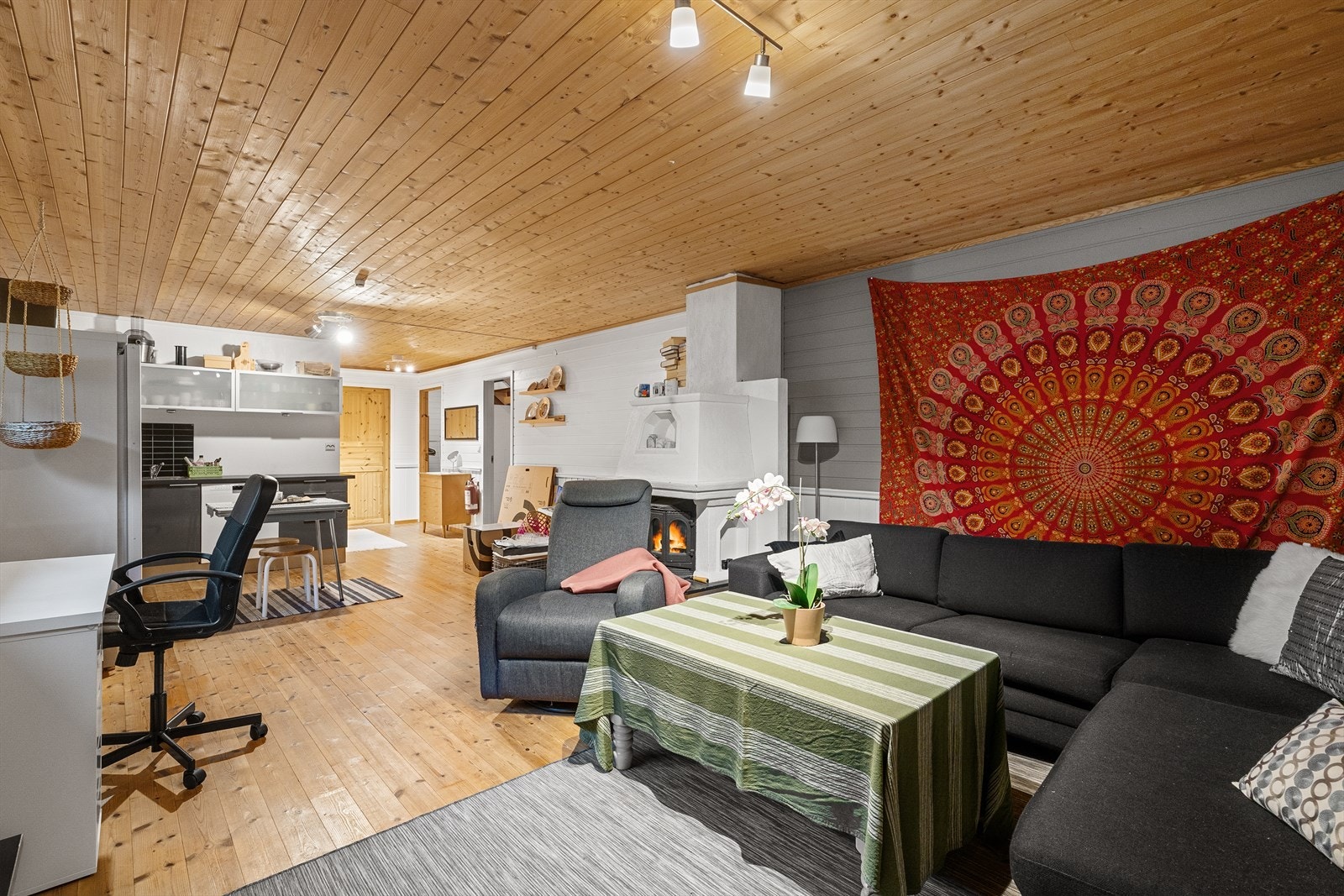 Kjeller stue va god størrelse med plass til sittegruppe samt TV-seksjon. (Kjelleren er innredet og omgjort uten byggemelding til kommunen og uten at nødvendig godkjennelse er gitt.) Galleribilde