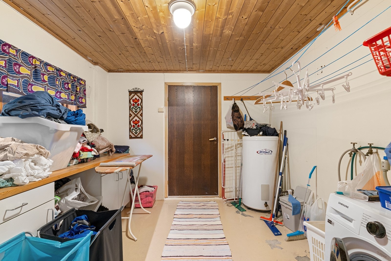 Praktisk vaskerom med gode lagringsmuligheter. Galleribilde