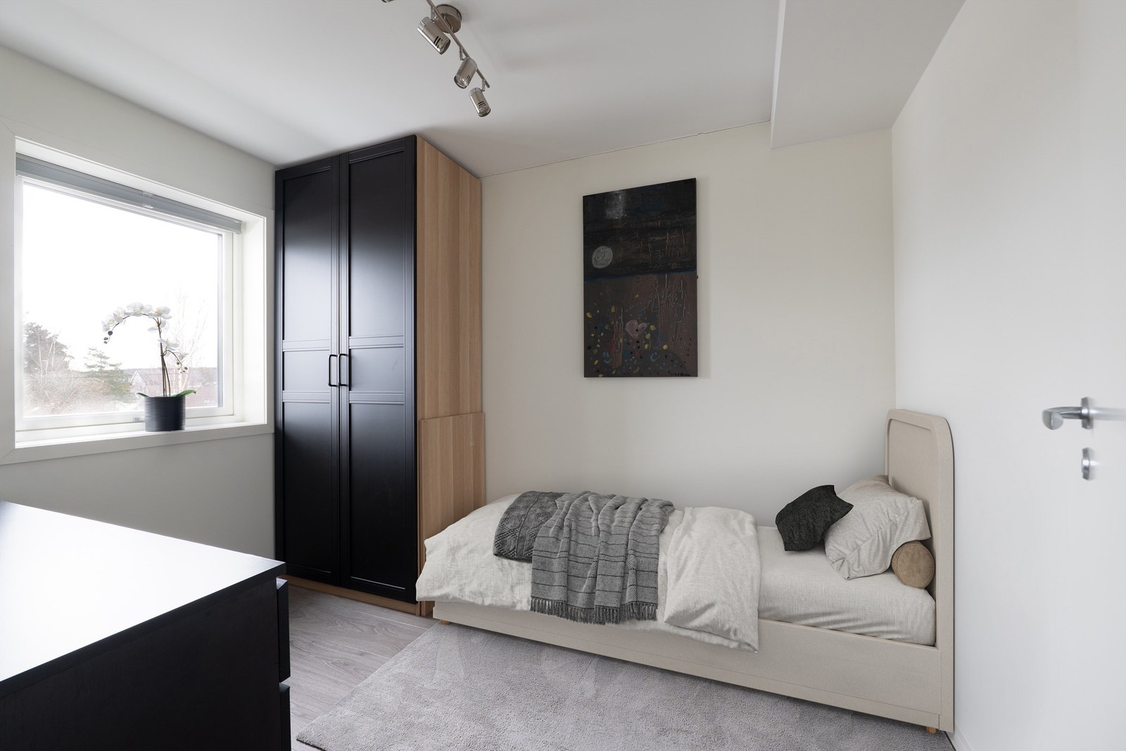 Dette soverommet har nesten 7 kvm. gulvflate og passer utmerket som barnerom, men benyttes i dag som hjemmekontor. Galleribilde