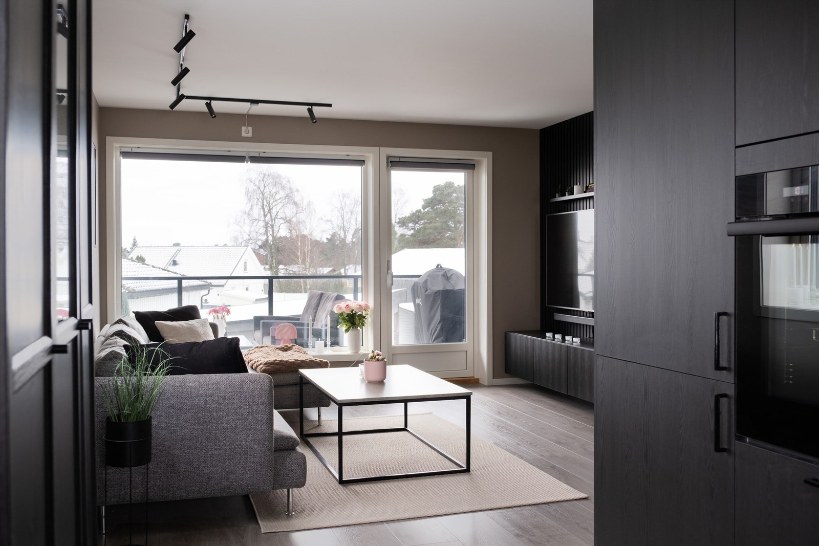 Hvitevarene på kjøkkenet er alle integrert, stekeovnen i hendig arbeidshøyde. Galleribilde