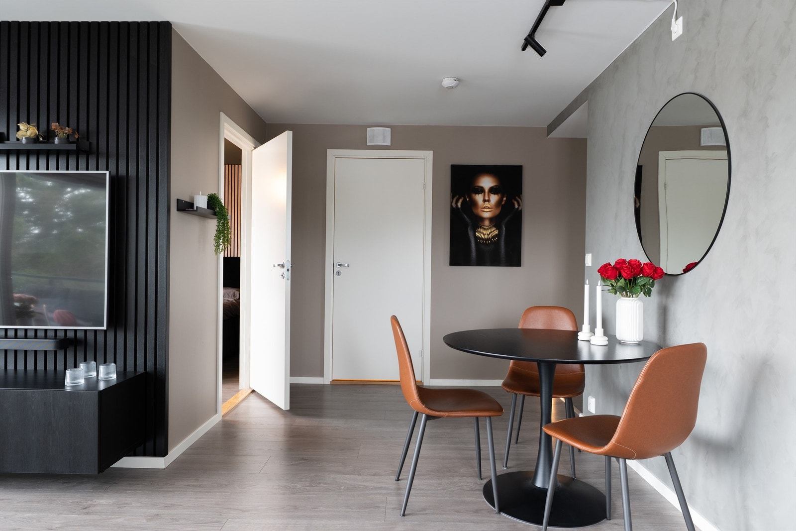 Blant leilighetens to soverom er hovedsoverommet tilgjengelig rett fra stuen, barnerommet fra entreen. Bod/teknisk rom på ca. 3 kvm. rett frem. Galleribilde