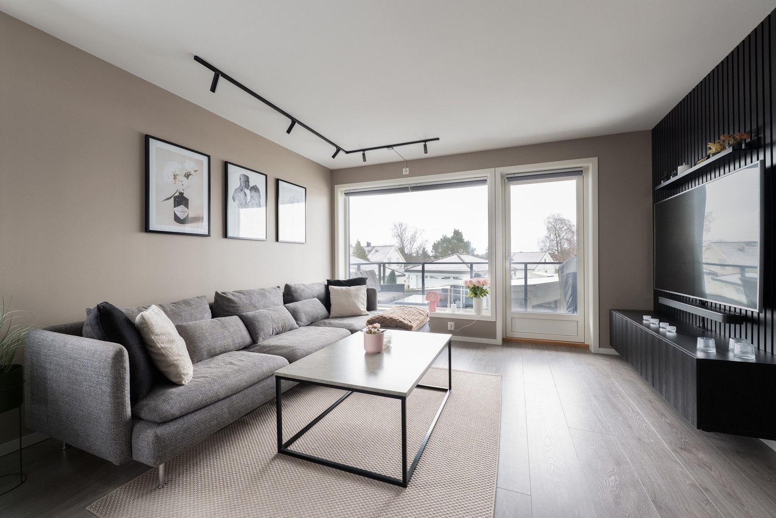 Vinduer mot syd gir gode lysforhold i stuen. Plisségardiner er montert både her og på kjøkkenet. Galleribilde