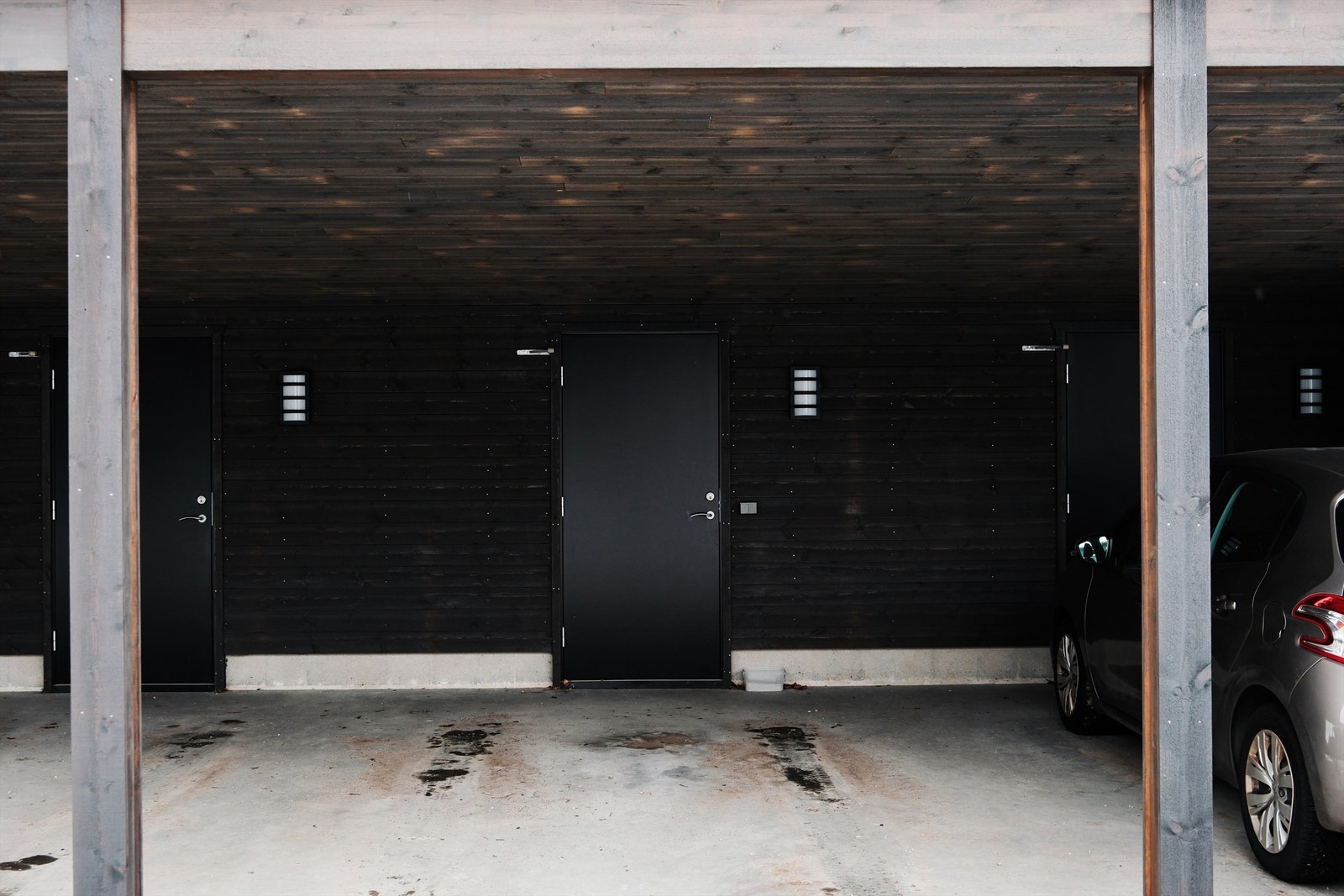 Boden i carporten er på ca. 5 kvm. og ypperlig for dekk, sykler og sportsutstyr - med mer. Galleribilde