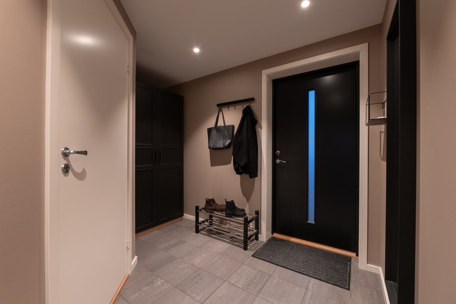 Fliser er en robust og praktisk overflate på gulvet i entreen, som hyppig eksponeres for elementene utenfra. Galleribilde