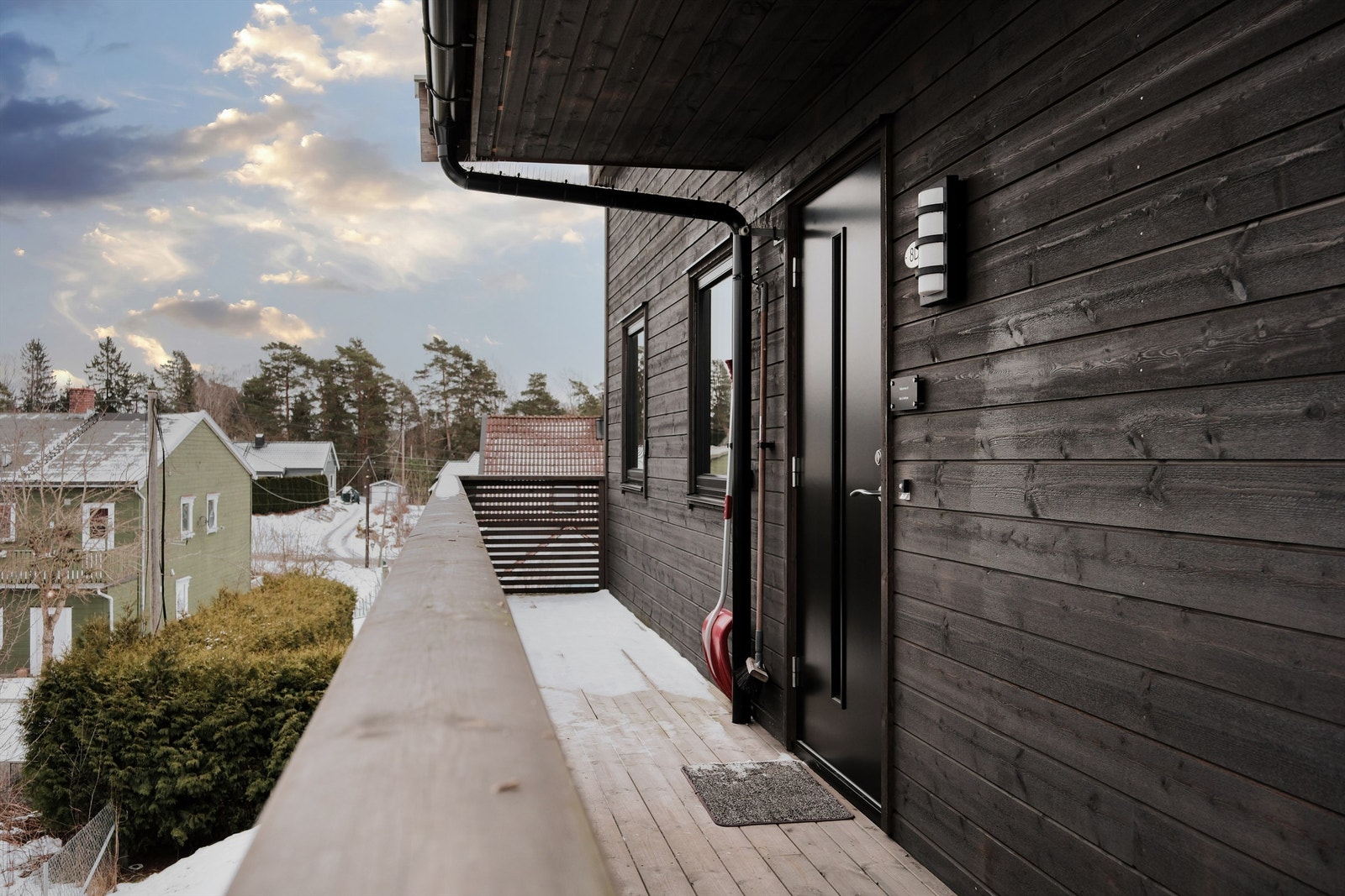 Siden leiligheten ligger på enden er det ingen forbipasserende foran inngangsdøren. Svalgangen blir dermed en ekstra uteplass. Her er det morgensol sommerstid. Galleribilde