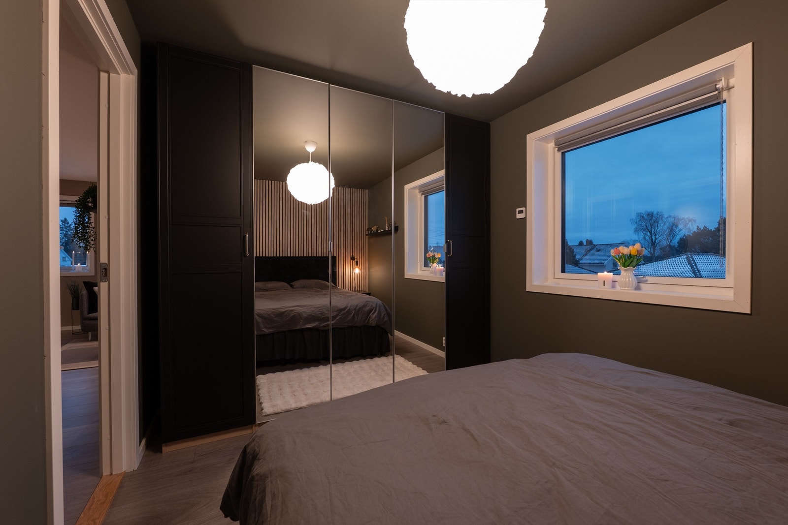 I hovedsoverommet medfølger det store garderobeskapet, med speilfronter som både gir oversikt på antrekket og har en utvidende effekt på romfølelsen. Galleribilde