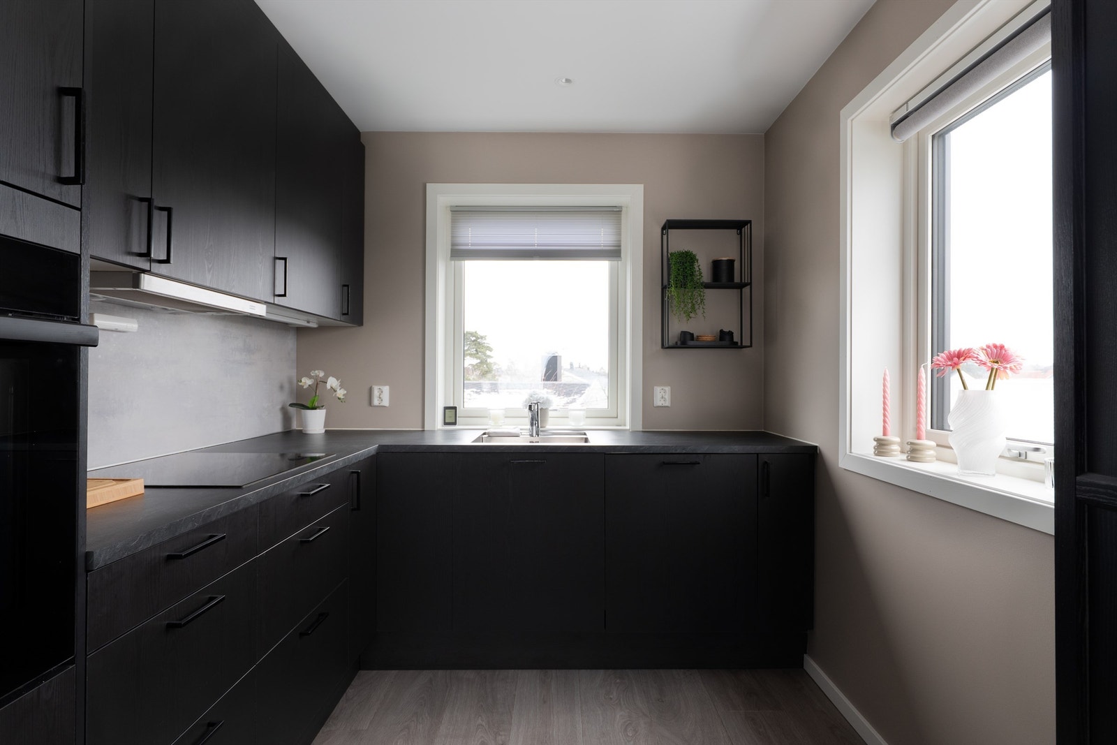 Kjøkkenet er bruksvennlig utformet, blant annet med arbeidsflater rundt både kokesone og vaskesone. Praktisk er det også med underlimt vask. Galleribilde