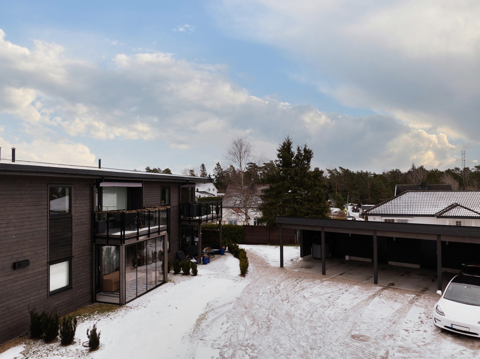 Leiligheten disponerer fast plass i felles carport, rett foran bygget. Galleribilde