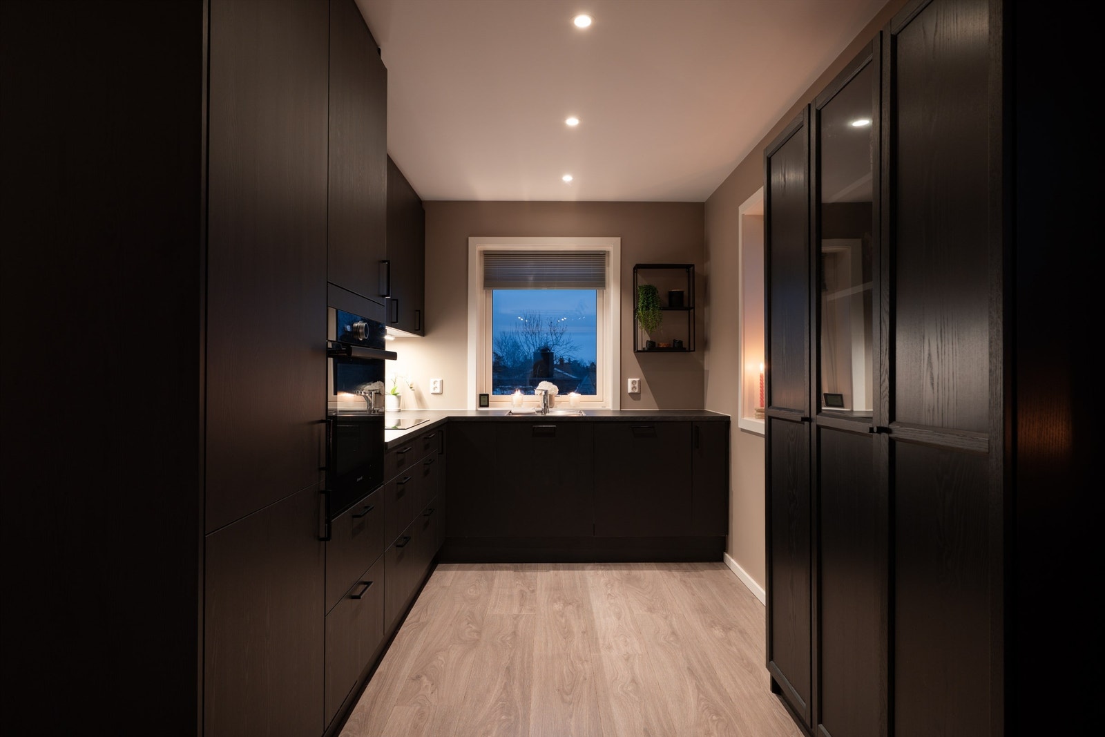 Kjøkkenet har moderne kvalitetsinnredning fra Nordsjø i stilsikker, helsort profil. Galleribilde