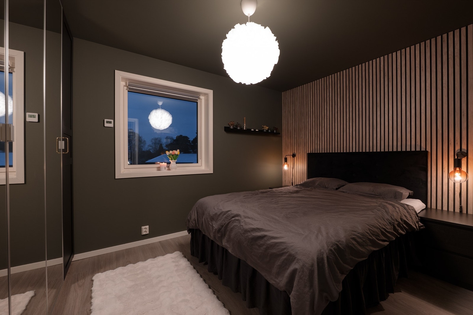 Dekorativt akustikkpanel er montert også i hovedsoverommet. Veggene og himlingen er helmalt i samme farge. Nattbordslamper og pendellampe medfølger ikke. Galleribilde