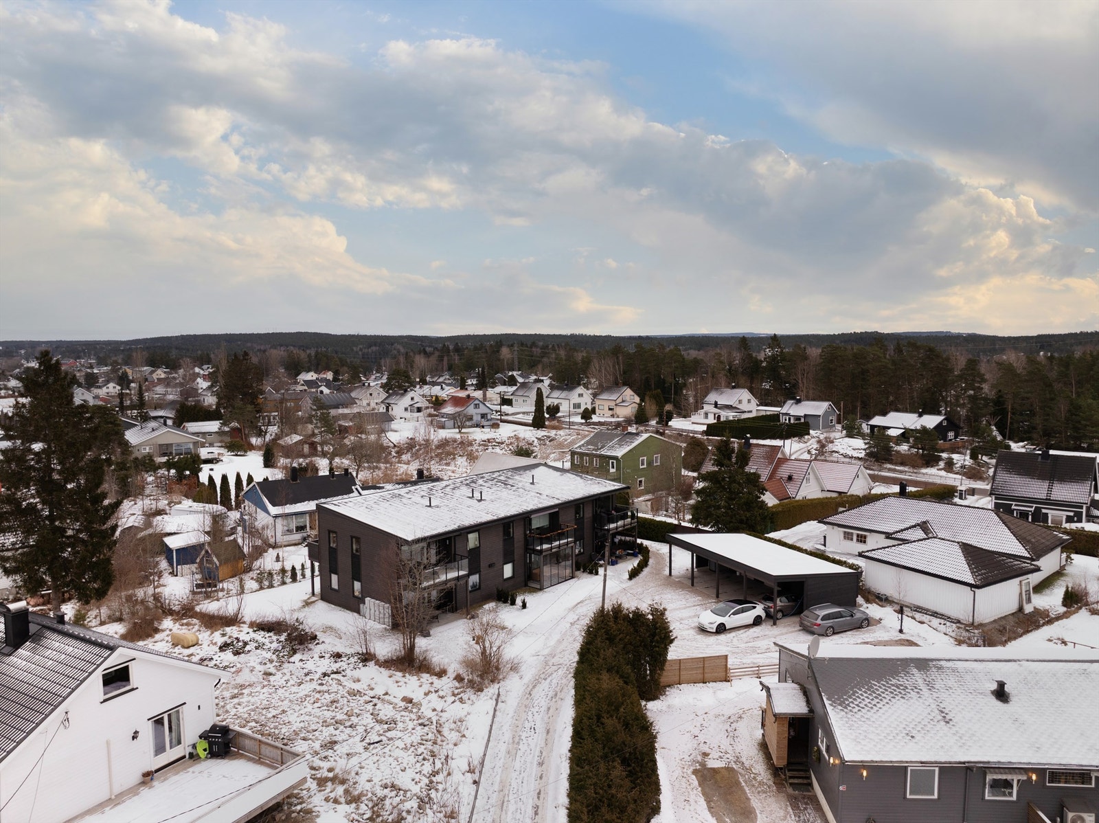 Leiligheten er én av totalt seks i sameiet som utgjør et moderne innslag i det ellers veletablerte boligområdet sentralt på Hafslundsøy. Galleribilde
