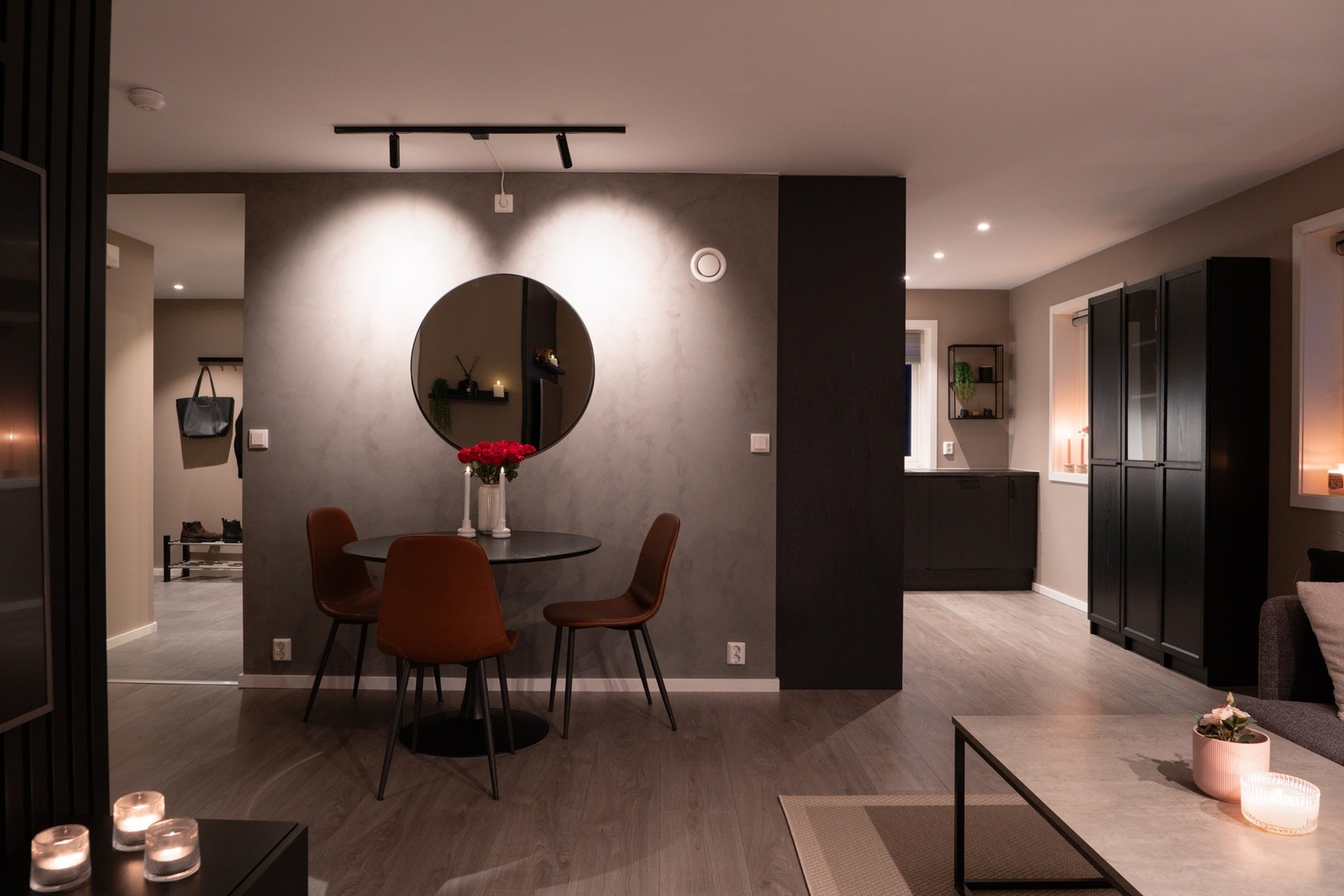 Romløsningen er like moderne som standarden og effektivt utformet, blant annet med stue og kjøkken i åpen løsning. Galleribilde