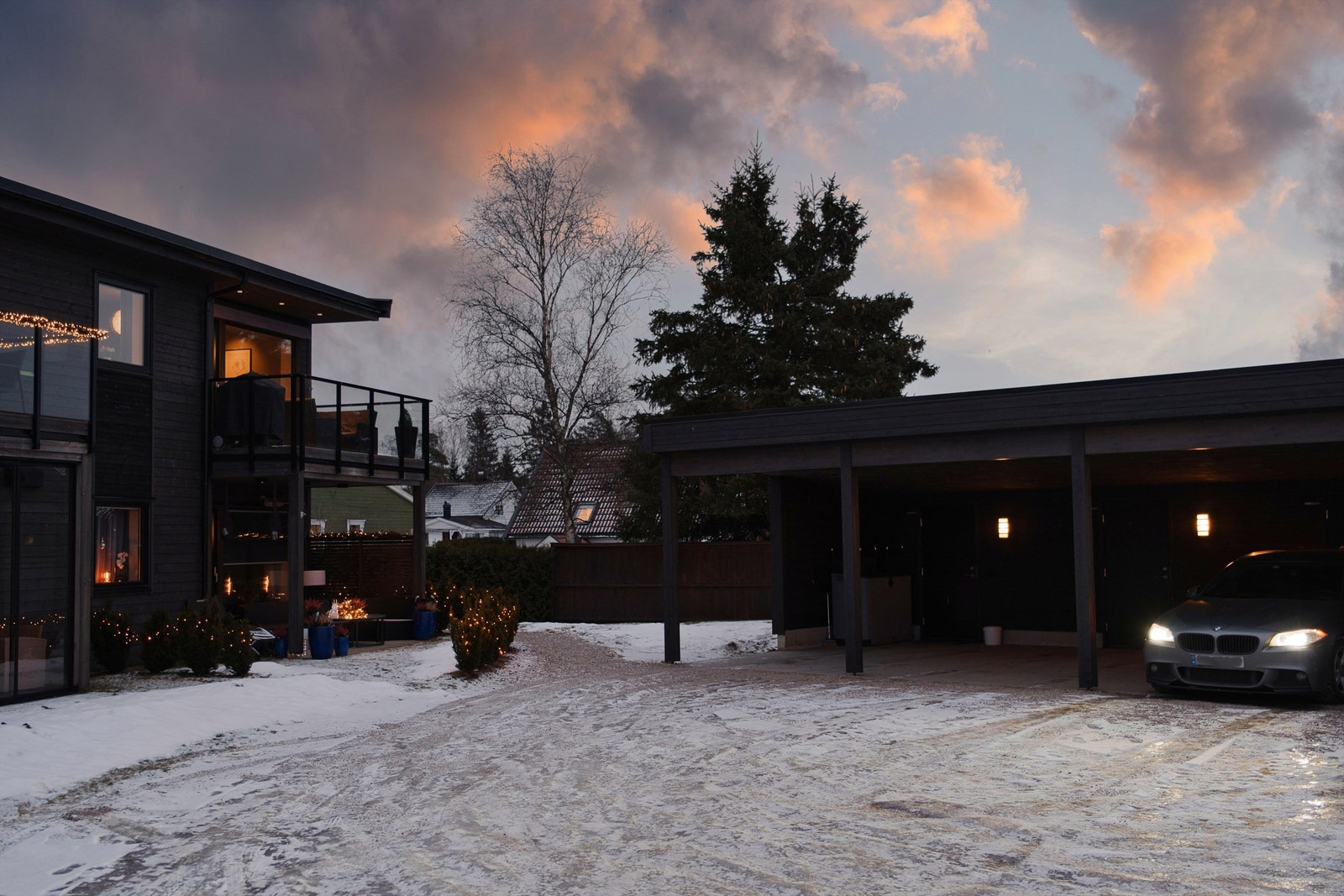 Det er lagt frem strøm til carportens bod, for montering av eventuell ladeboks. Galleribilde