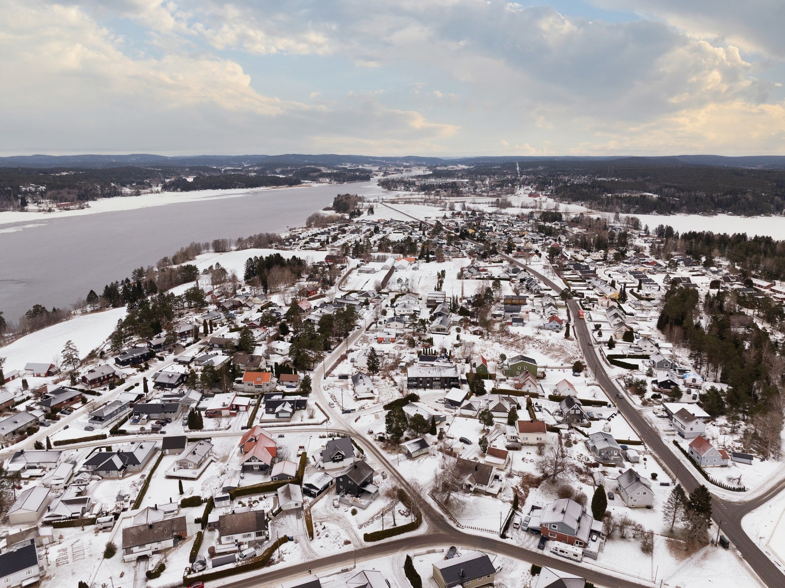 Skole, dagligvare, apotek m.m. er lett tilgjengelig i nærmiljøet. Rundt på øya kan du oppleve et vakkert landskap, blant annet fra turveier langs elven. Galleribilde