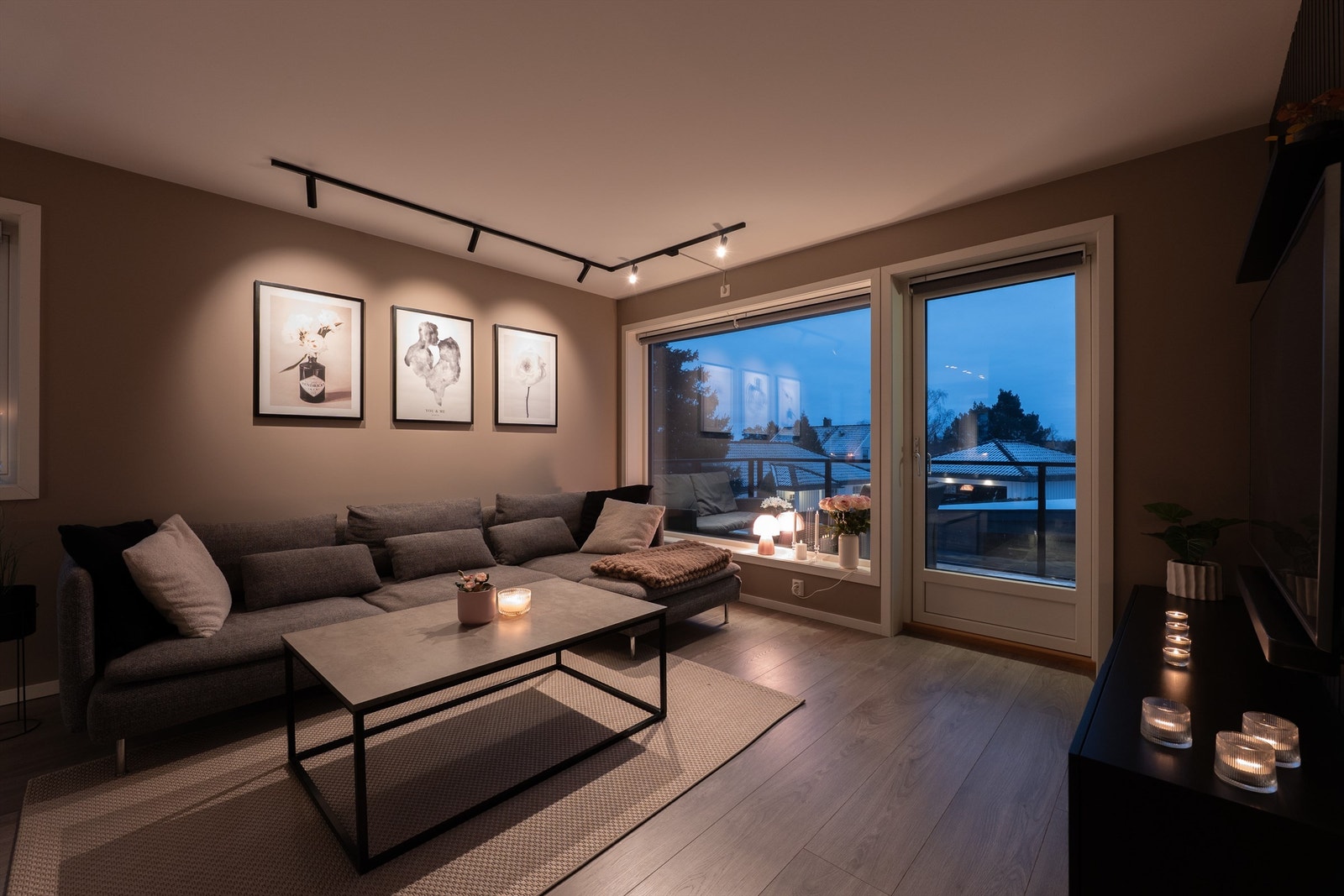 I stuen ser du ut over hustakene i syd. Innsyn derimot er det lite av. Galleribilde