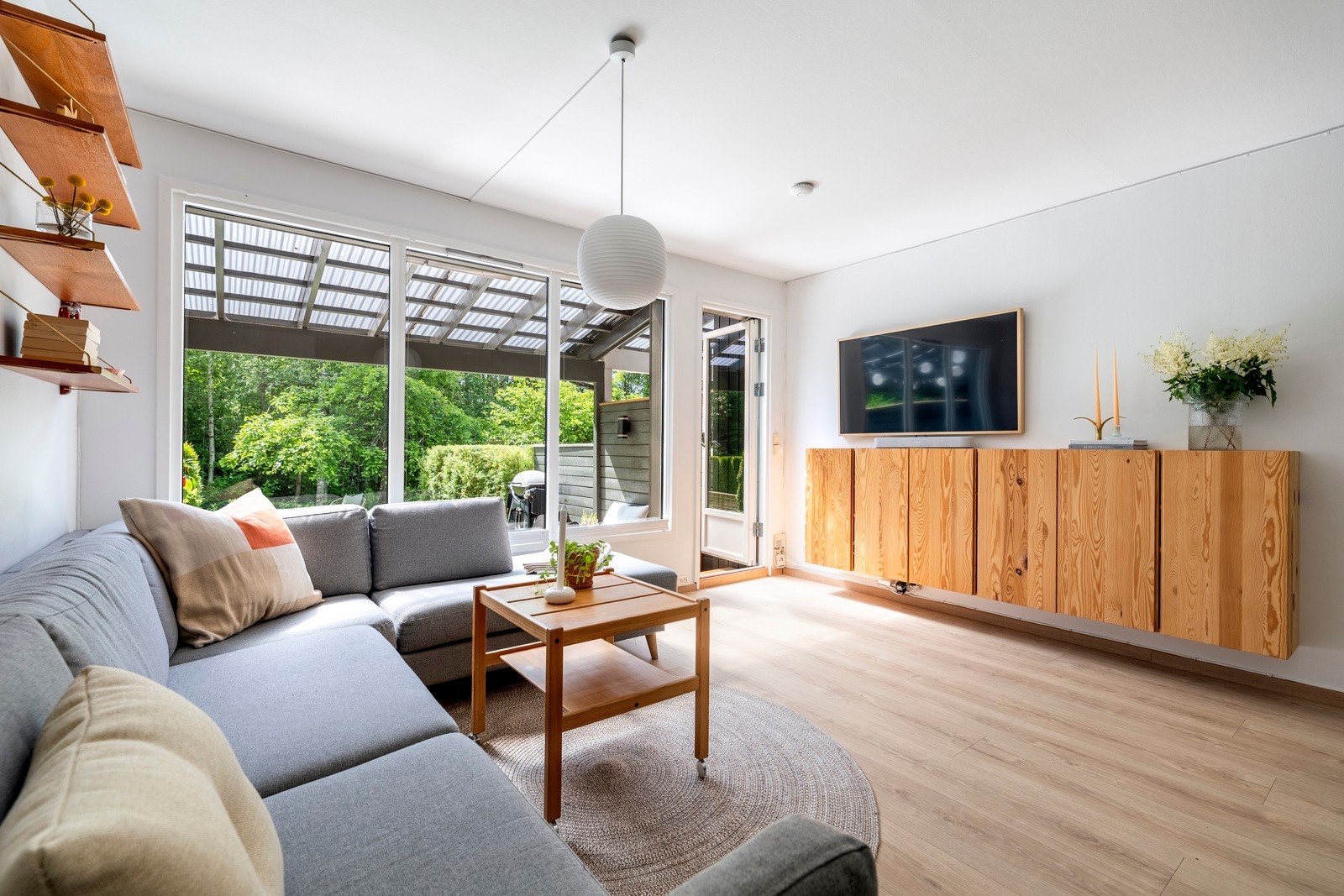 Gulvet er belagt med laminat og veggene er malt i lyse fargetoner. Galleribilde