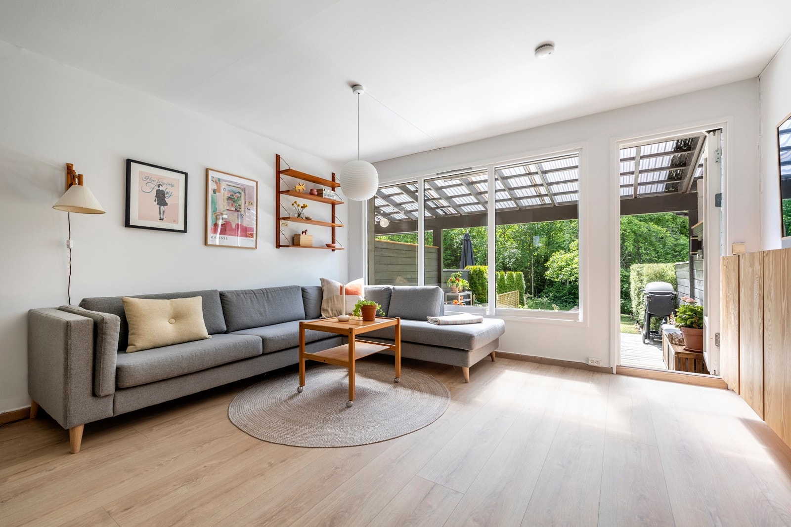 Her har du en lys og romslig stue med god møbleringsfrihet som ligger i en åpen løsning mot kjøkkenet. Galleribilde