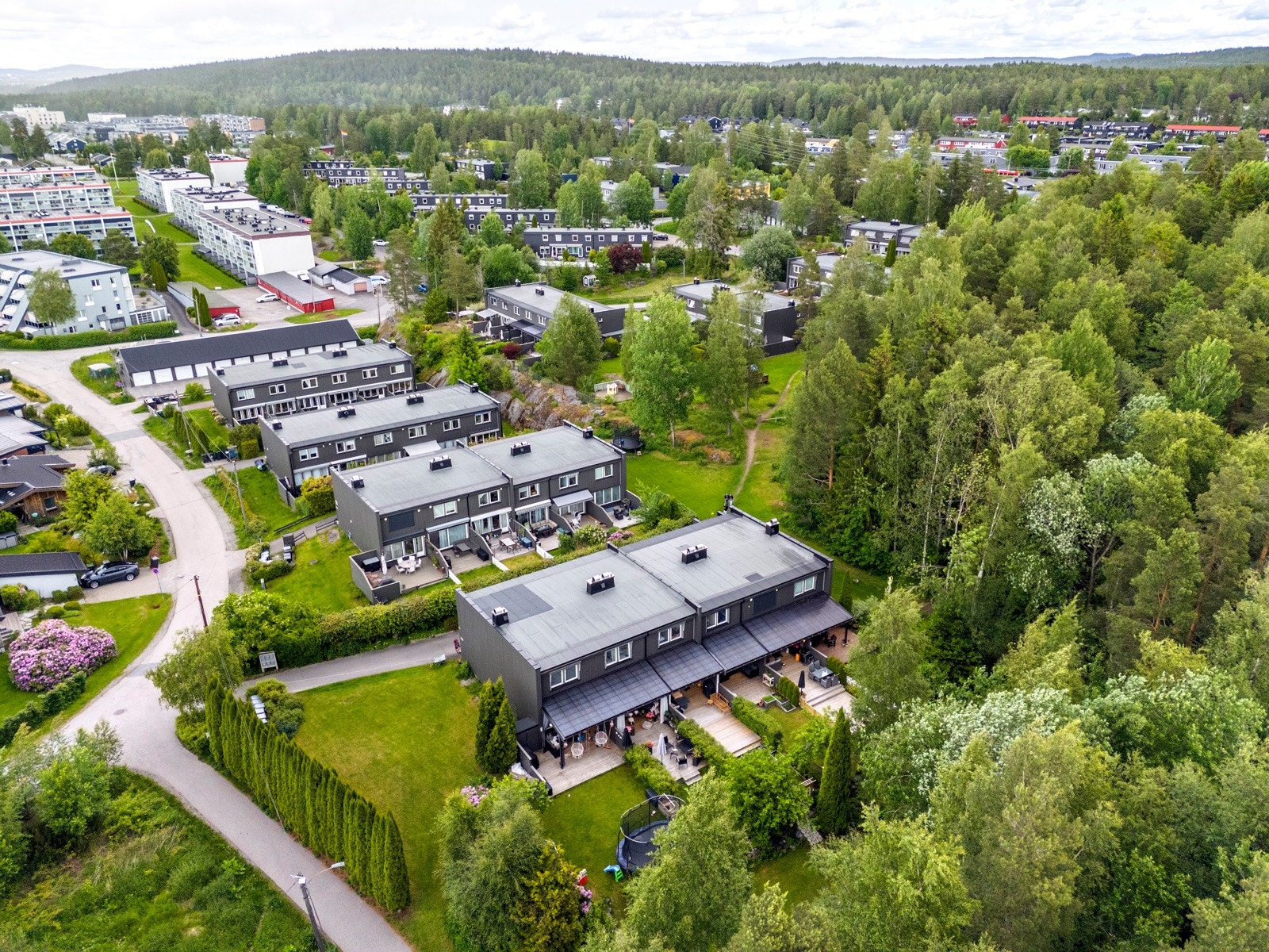 Området byr på et godt utvalg av servicetilbud som skoler, barnehager, butikker og offentlig kommunikasjon. Galleribilde