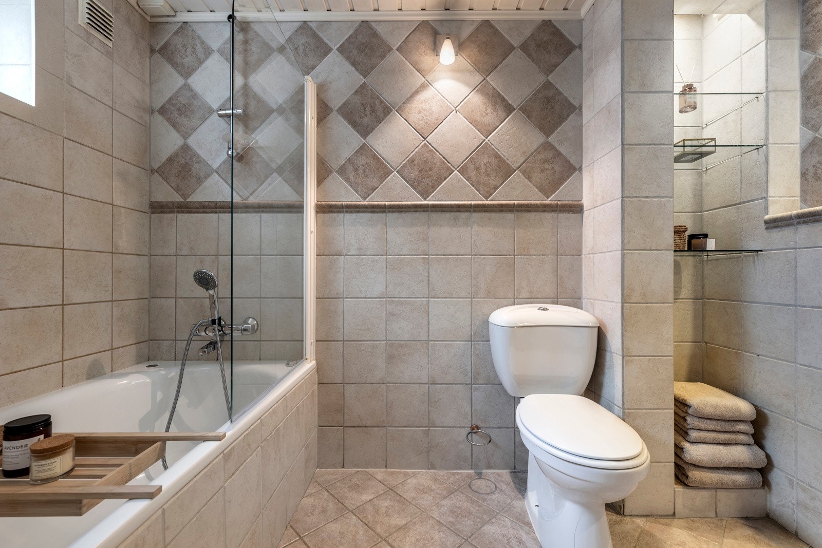 Innredningen består av søylevask, innmurt speil i vegg, enkelte glasshyller, toalett og innmurt badekar. Galleribilde