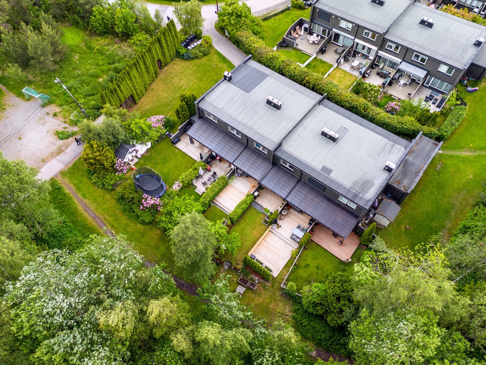 Det er få minutters gange til marka med rekreasjonsområder, turstier, branntårn med utsikt, skiløyper og flere småvann. Galleribilde