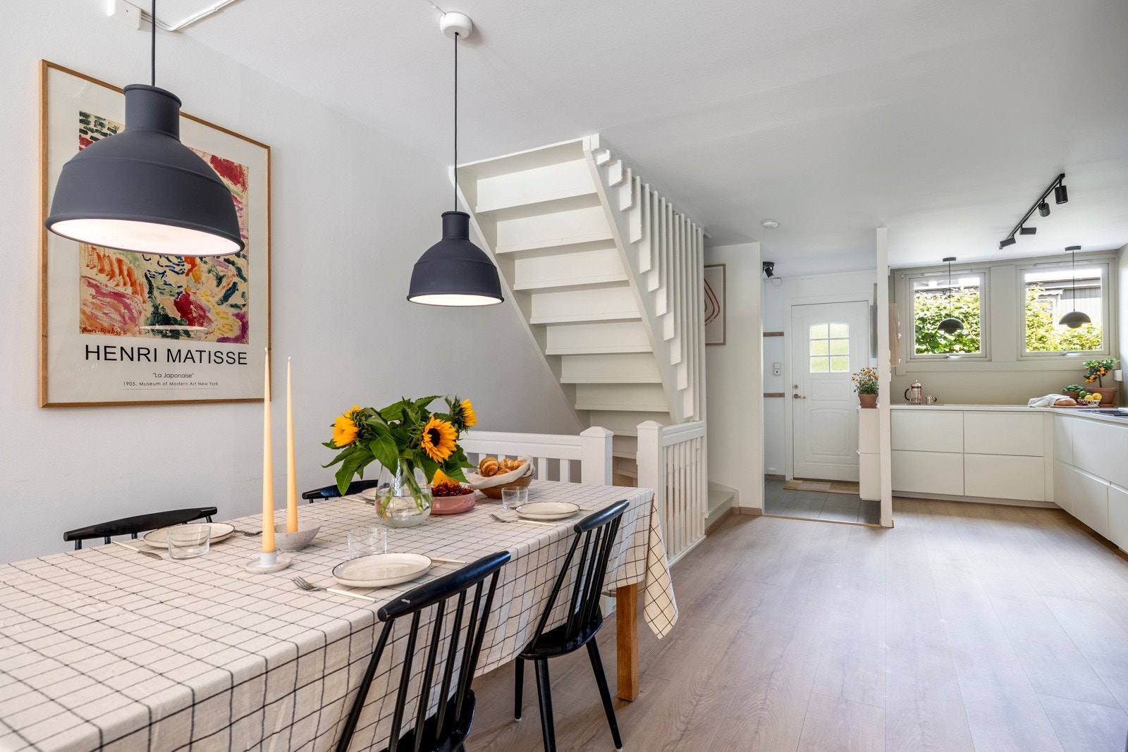 Stuen ligger i en åpen løsning mot kjøkkenet, noe som skaper en luftig og sosial atmosfære. Galleribilde