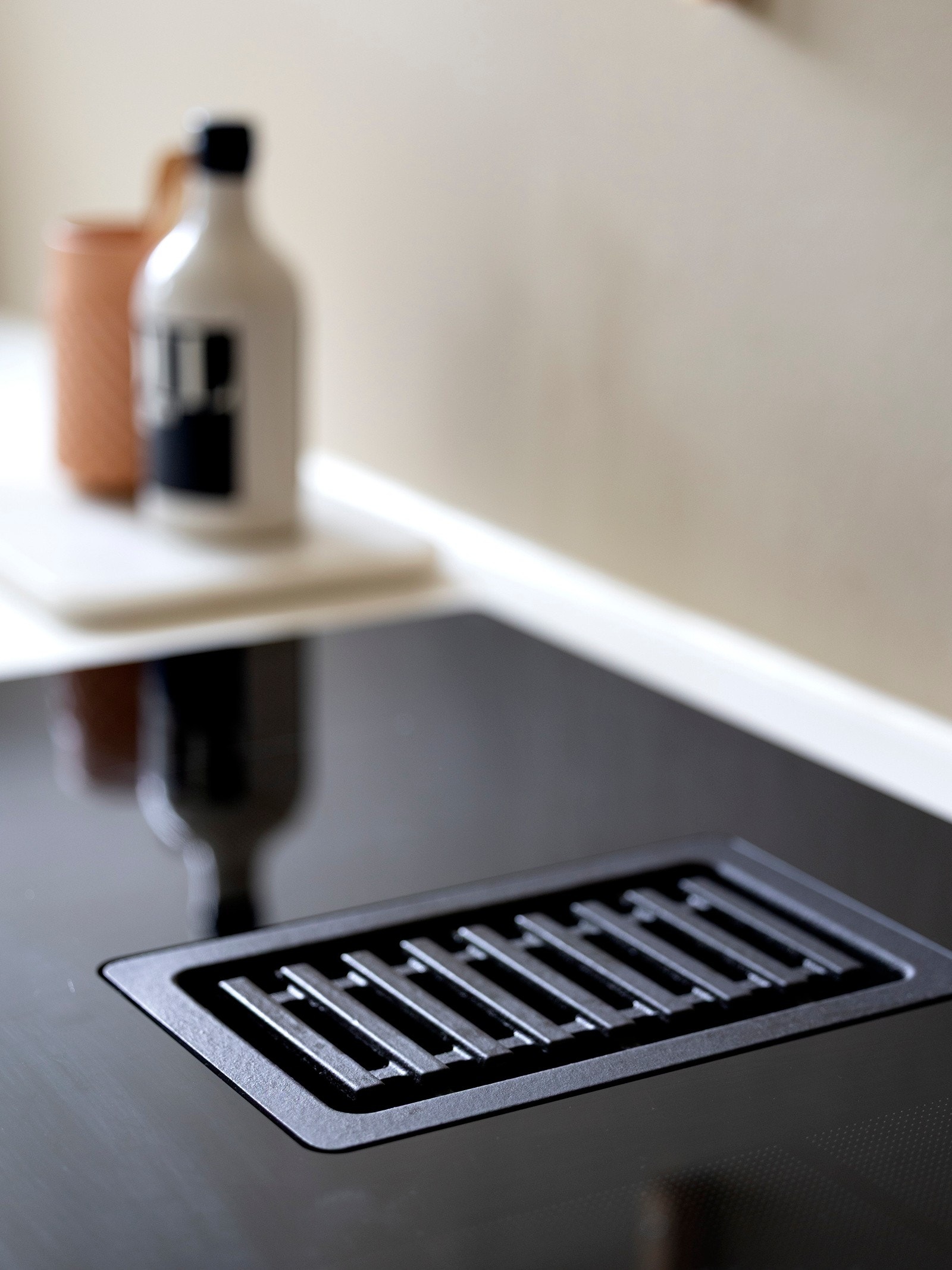 Kjøkkenet er utstyrt med integrerte hvitevarer som induksjonstopp med ventilator, komfyr, oppvaskmaskin og kjøleskap med frysedel. Galleribilde