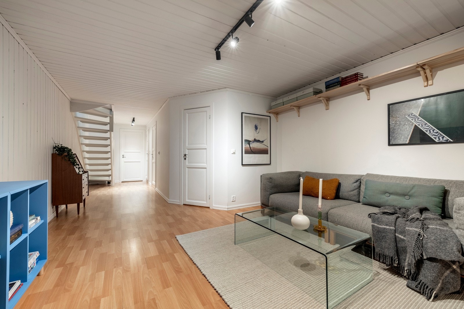 Boligen har en koselig TV-stue i kjelleren. Galleribilde