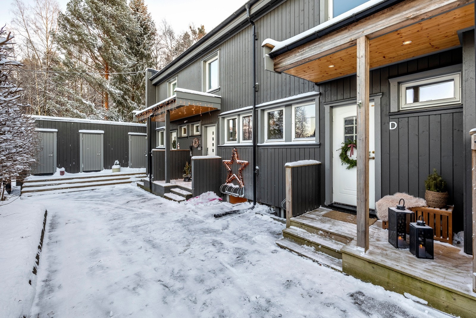 Boligen har godt med lagringsplass i flere skyvedørsgarderober, to boder i kjeller og en utvendig bod på ca. 3 kvm. Galleribilde