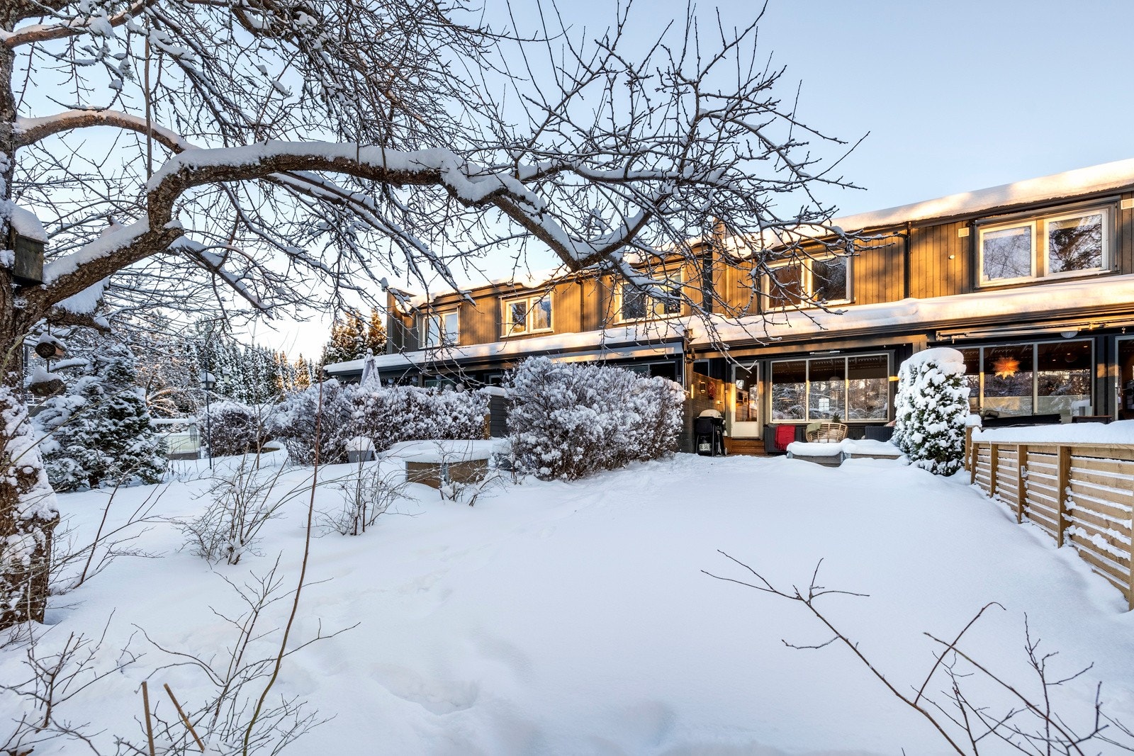 Terrassen leder videre ut til en stor og velstelt hage med god boltreplass for både store og små. Galleribilde