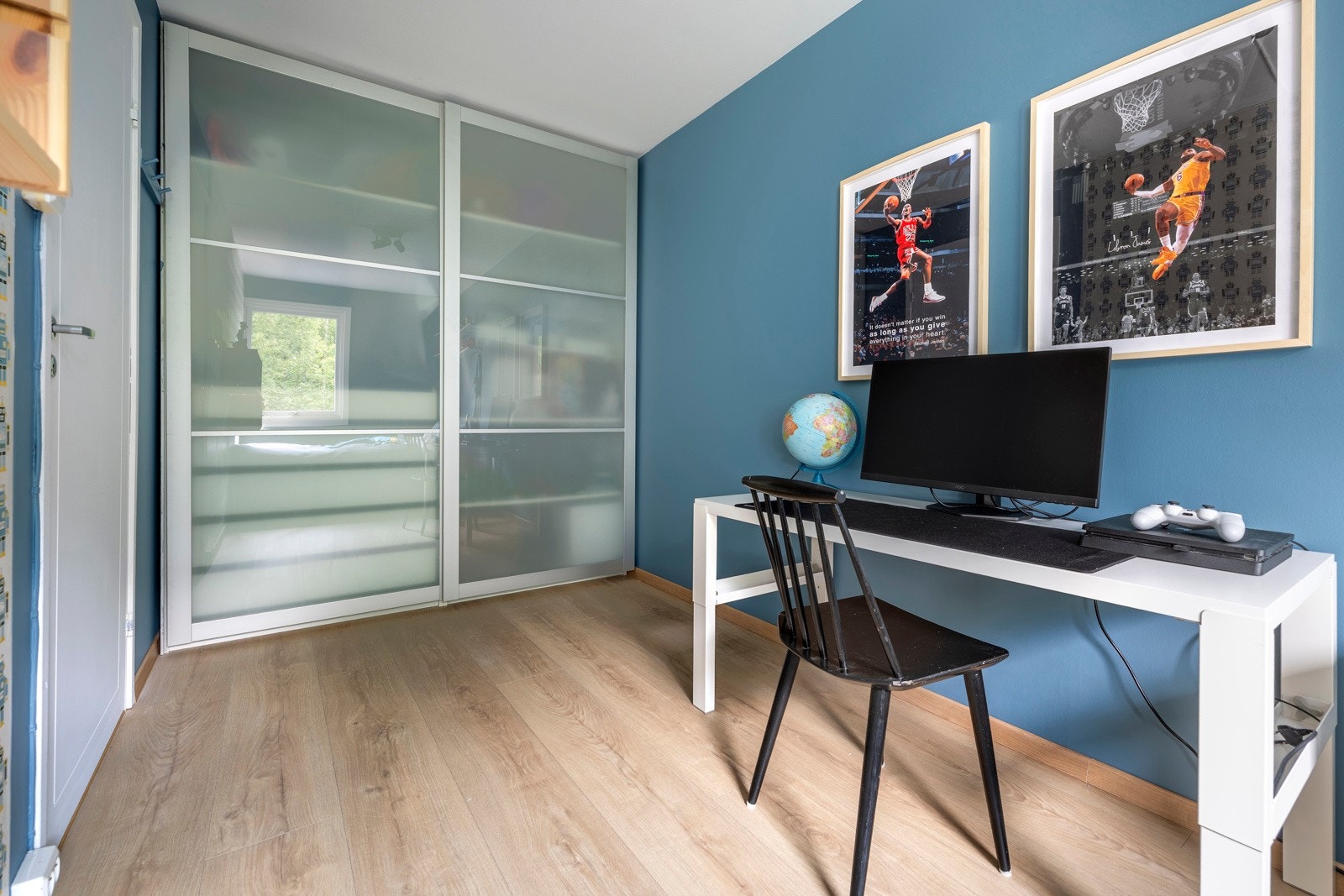 Det ene rommet er også innredet med en skyvedørsgarderobe. Galleribilde