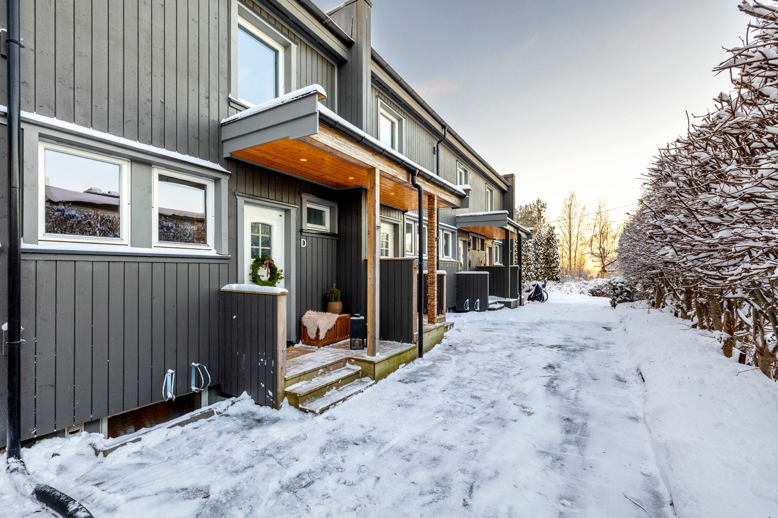 Boligen har et trivelig inngangsparti som ønsker deg velkommen inn. Galleribilde