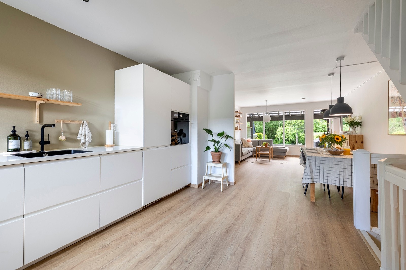 Kjøkkenet er fra 2020 har et stilrent og moderne uttrykk med lyse slette fronter og laminerte benkeplater med nedfelt oppvaskkum i kompositt. Galleribilde