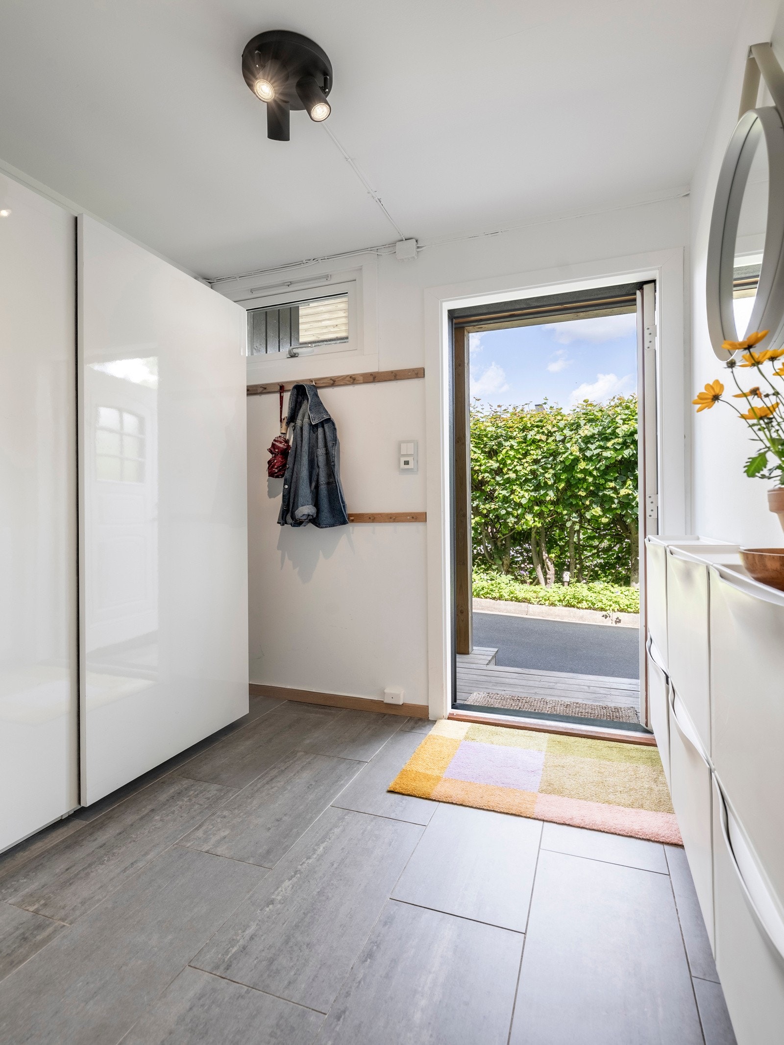 Vel innenfor døren ønskes du velkommen av et lyst og trivelig entréområde med flislagt gulv og vegger malt i lyse fargetoner. Galleribilde