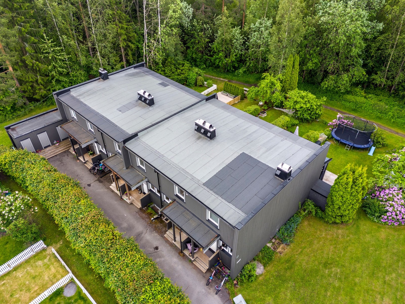 Det medfølger en parkeringsplass med elbillader i felles garasjerekke. Galleribilde