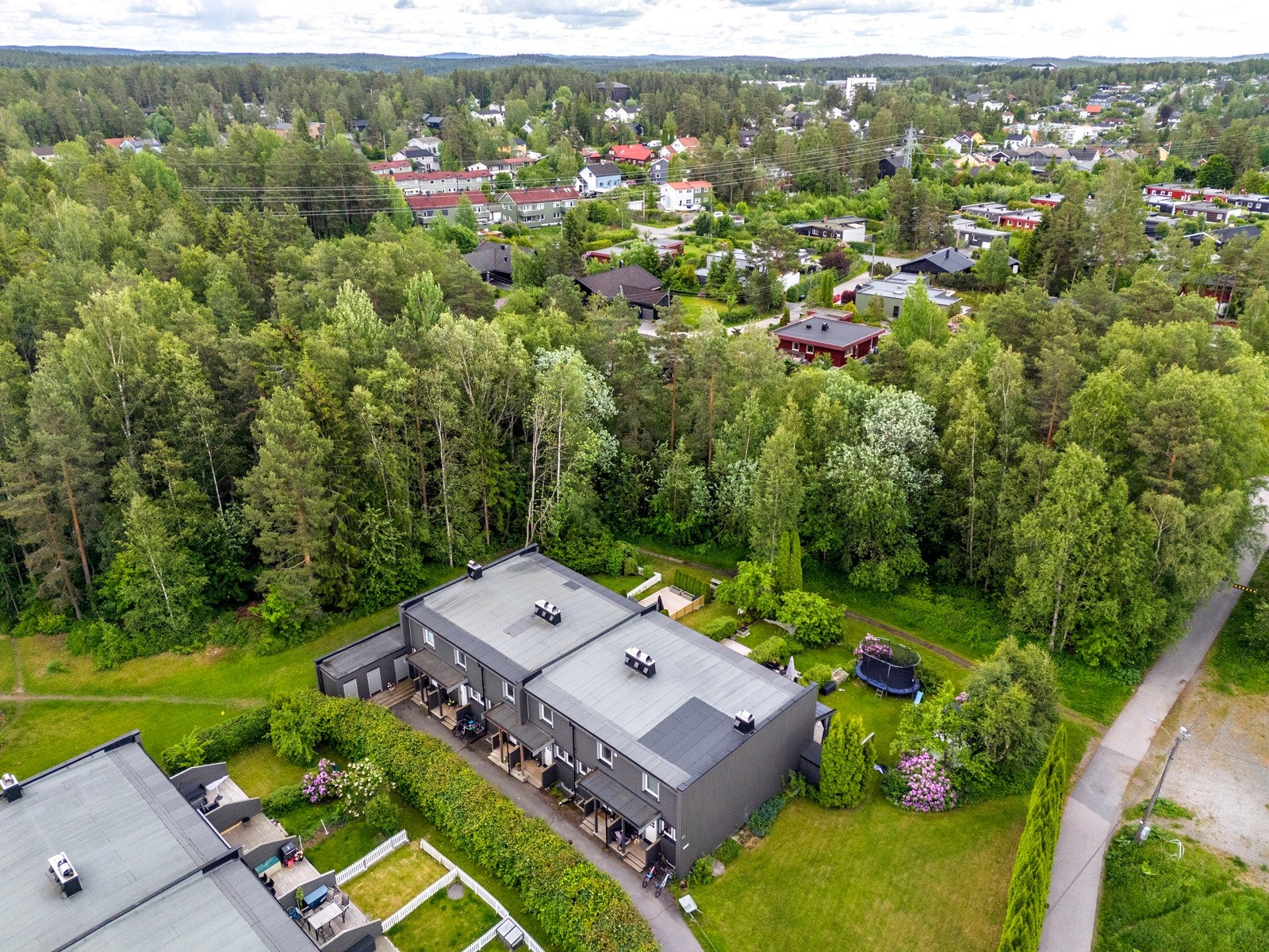Eiendommen ligger i et attraktivt og barnevennlig boligområde på Tårnåsen i Nordre Follo kommune. Galleribilde