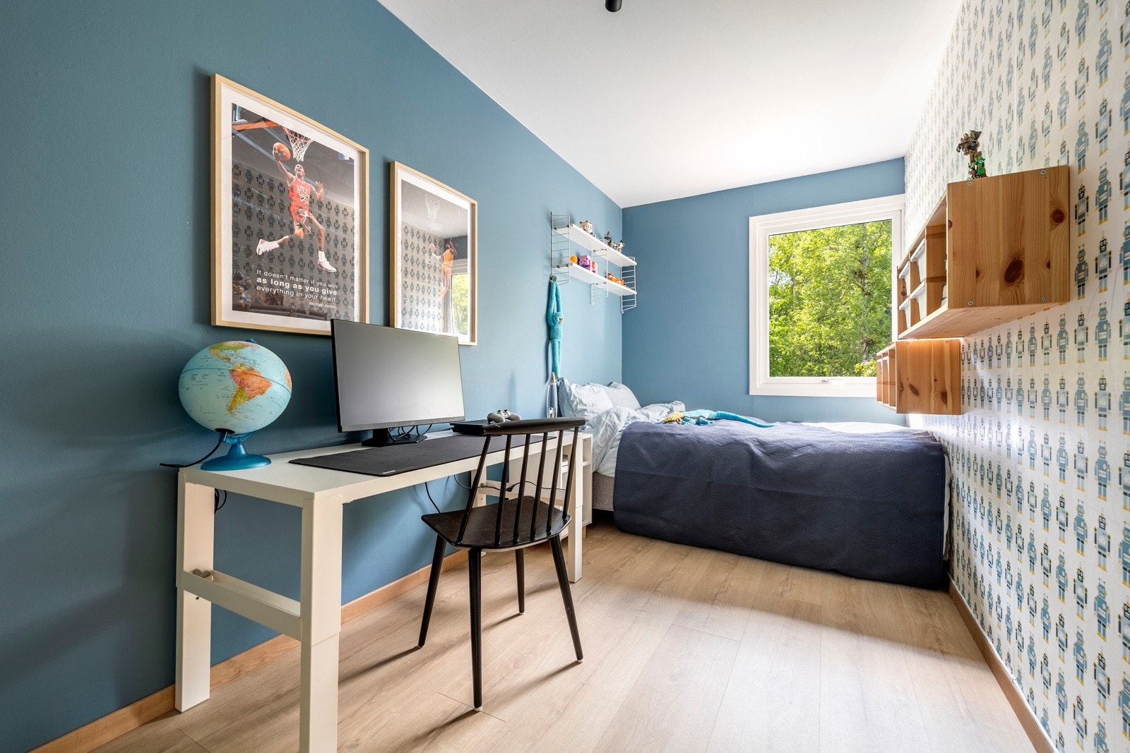 Begge rommene har god plass til seng, nattbord og øvrig møblement. Galleribilde