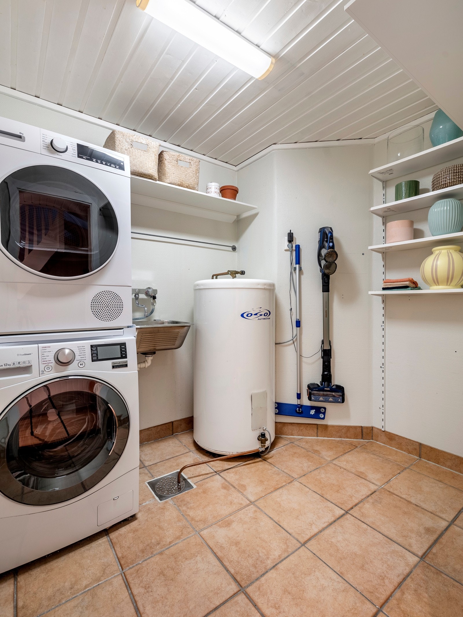 Vaskerommet er både praktisk og velutstyrt, perfekt til hverdagsbruk. Innredningen består av utslagsvask, hyller og opplegg for vaskemaskin. Galleribilde