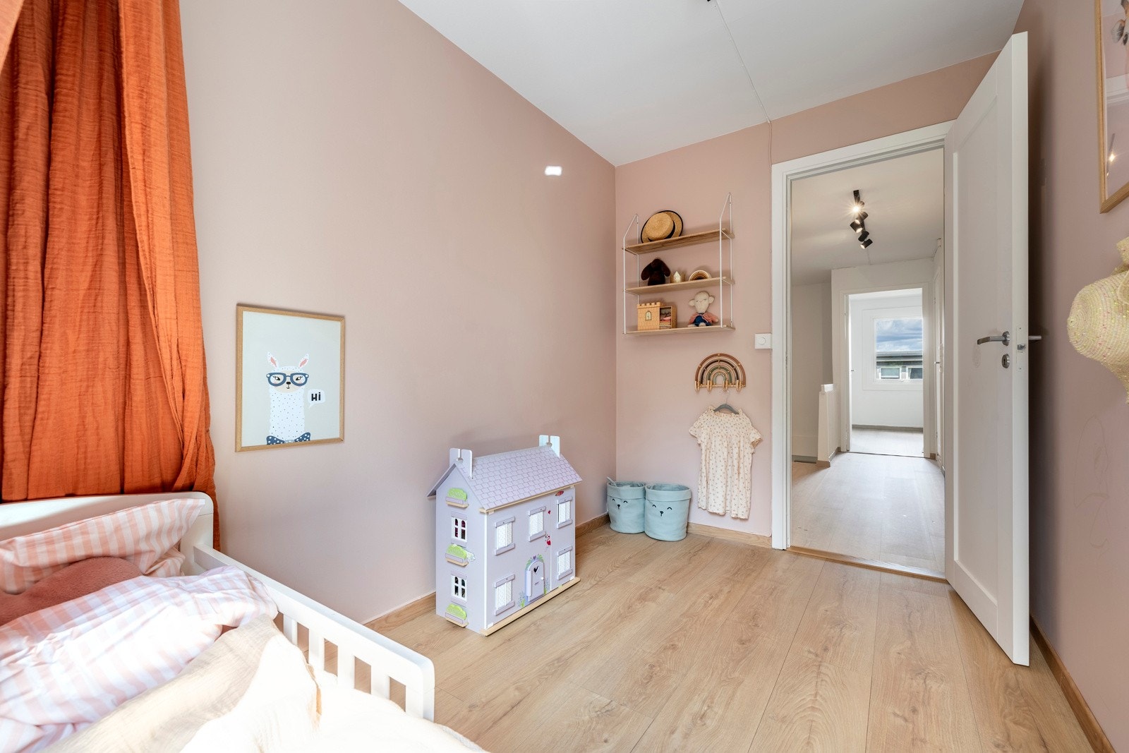 Soverommene er malt i fine fargetoner og har laminat på gulvet. Galleribilde