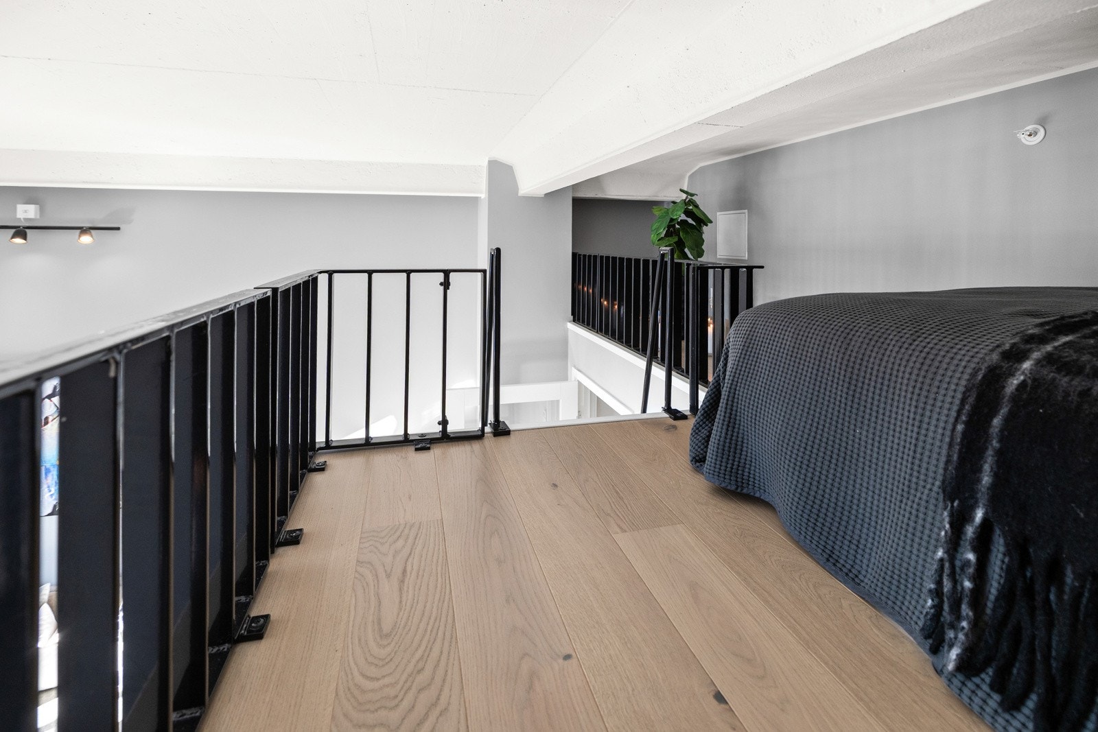 Hemsen har et gulvareal på 7,4 kvm og en takhøyde på 120 cm Galleribilde