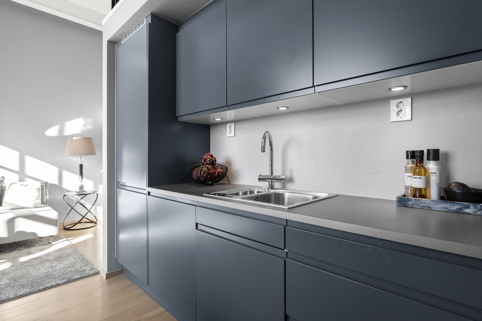 Integrerte hvitevarer består av komfyr, induksjonstopp, oppvaskmaskin samt kjøl og fryseskap. Galleribilde