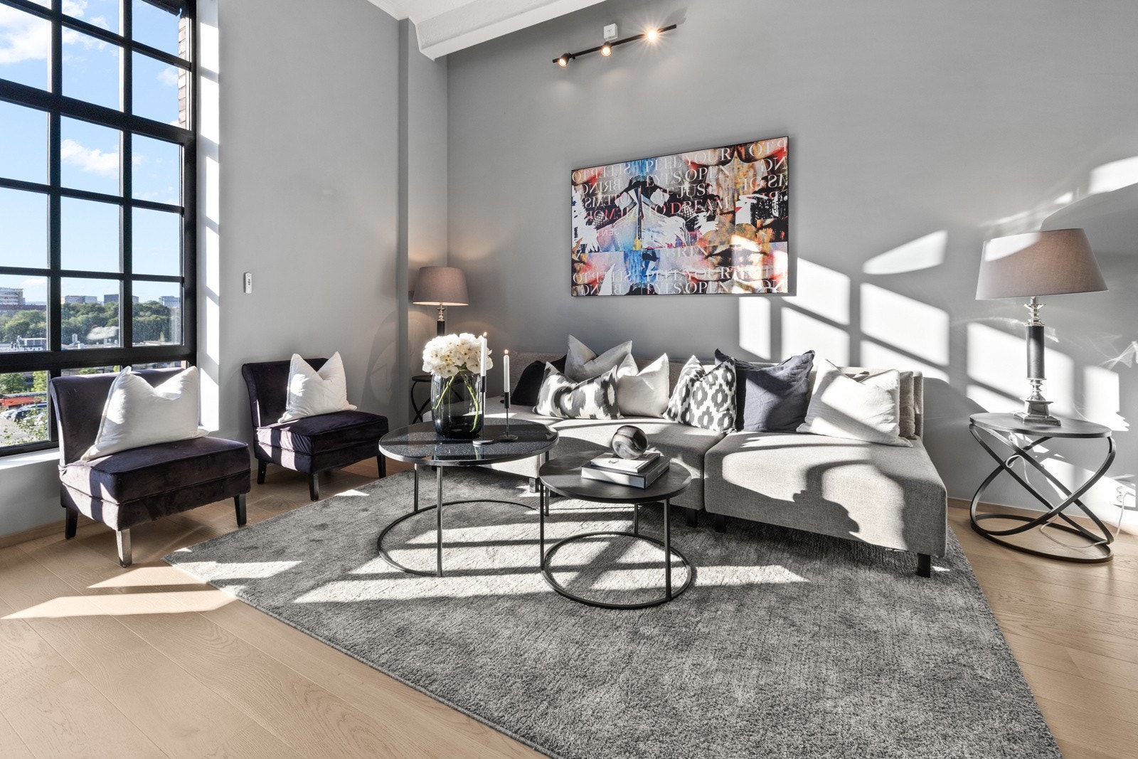 Det er god plass for stor sofagruppe med tilhørende mediebenk. Galleribilde