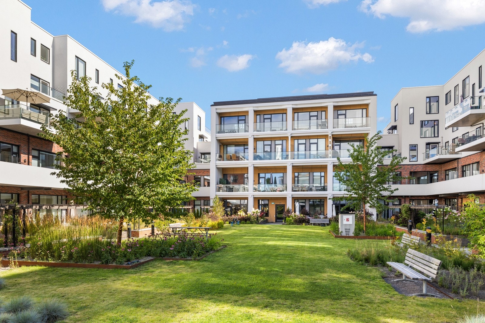 Tomtearealet er felles for sameiet. Opparbeidet med interne veier, lekeplasser, grøntarealer og diverse prydbusker/beplantning. Galleribilde