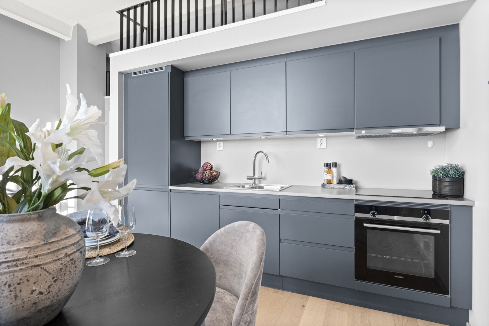 Det lekre kjøkkenet består av Sigdal-kjøkkeninnredning med glatte fronter, laminat benkeplate, oppvaskkum samt lys under overskap. Galleribilde