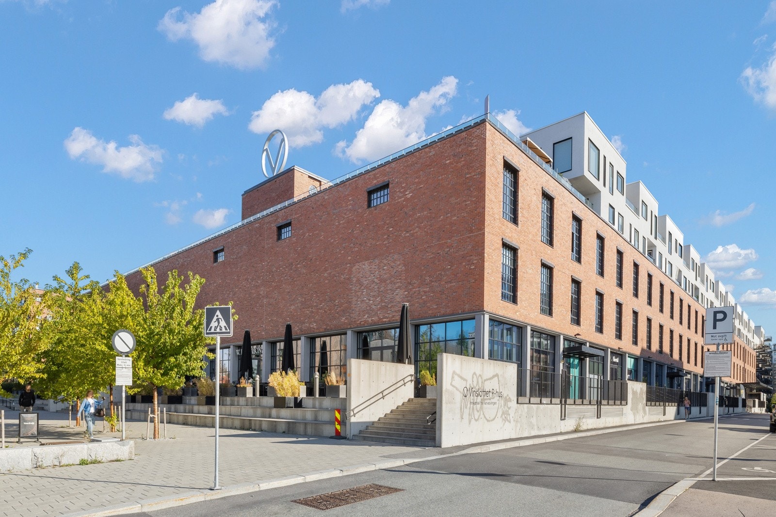 Her kombineres det beste av byliv med rolige, grønne omgivelser. Med kort avstand til butikker, T-bane, parker, studiesteder og servicetilbud, ligger alt til rette for et liv med høy trivsel. Galleribilde