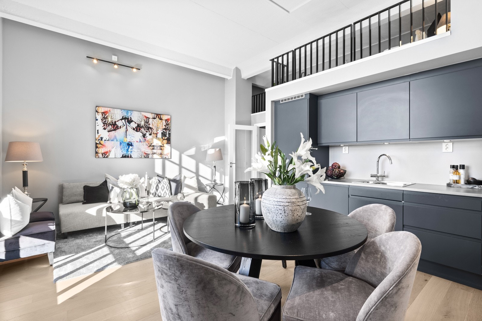 Her funker spisestuen som en naturlig romdeler, hvor stue og kjøkken finner sine naturlige plasser på hver sin kant. Galleribilde