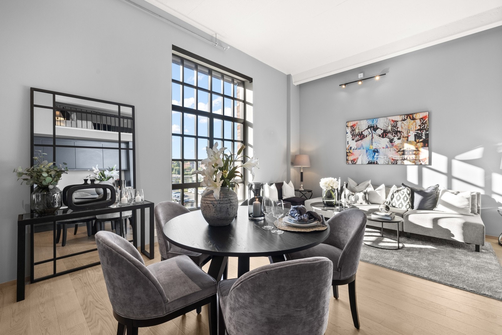 Den romslige takhøyden på 3,6 m, de store industrivinduene og ståltrappen opp til hemsen setter preg på leiligheten og gir et gjennomført uttrykk. Galleribilde