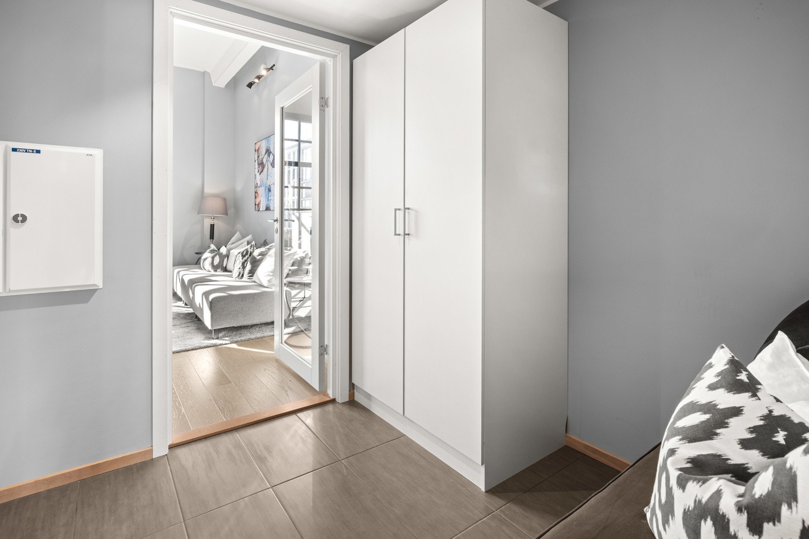 Ditt første møte med denne lekre boligen er en lys og innbydende entré. Det er rikelig med plass til yttertøyet i gaderoben, og det er god plass til supplerende oppbevaringsmøbel eller eksempelvis en sittebenk etter behov. Galleribilde