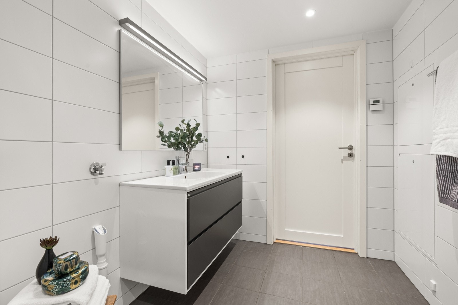 I leiligheten finner man et flislagt og romslig baderom. Galleribilde