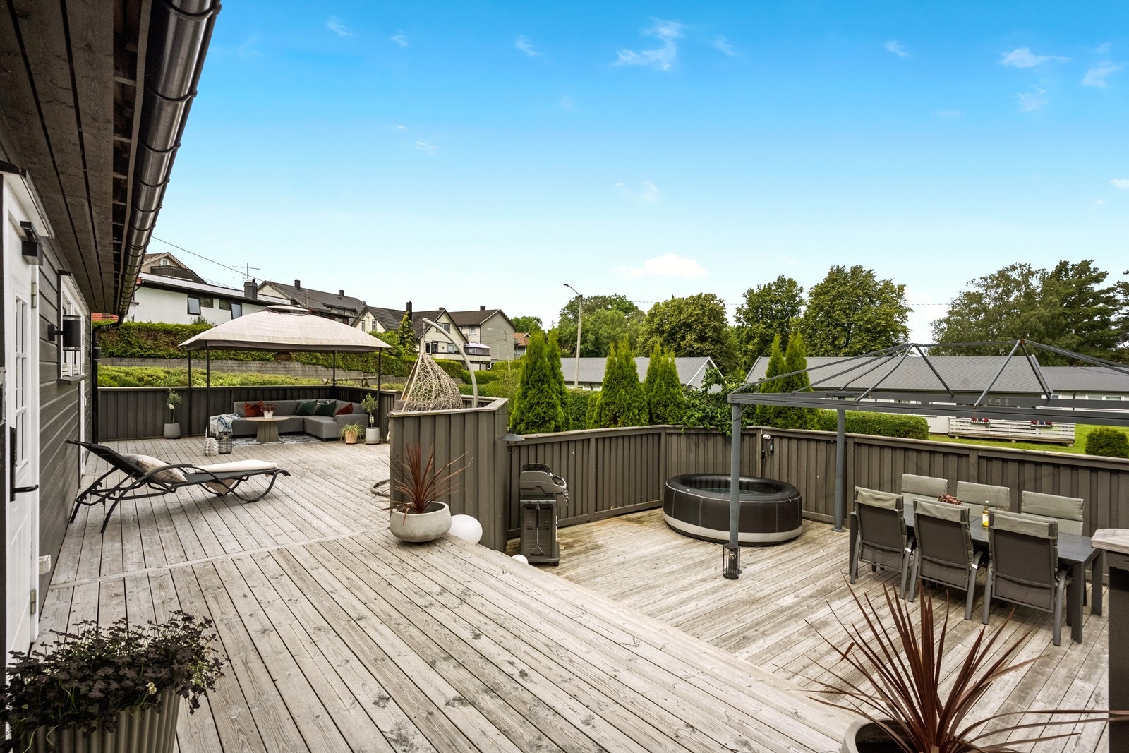 Stor uteplass Galleribilde