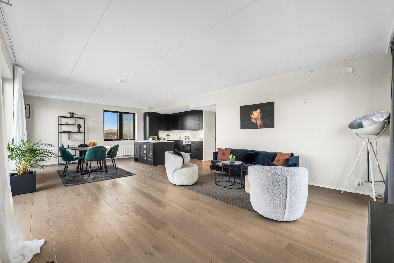 Stor og lys stue med god plass til sofagruppe, spisestue og andre soner du ønsker å innrede med. Her får man lys fra 3 himmelretninger som gir en trivelig atmosfære. Galleribilde